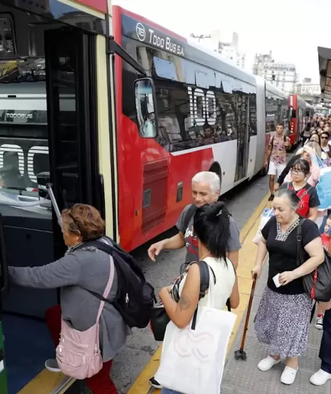 Llegan a un acuerdo y se suspende el paro de colectivos