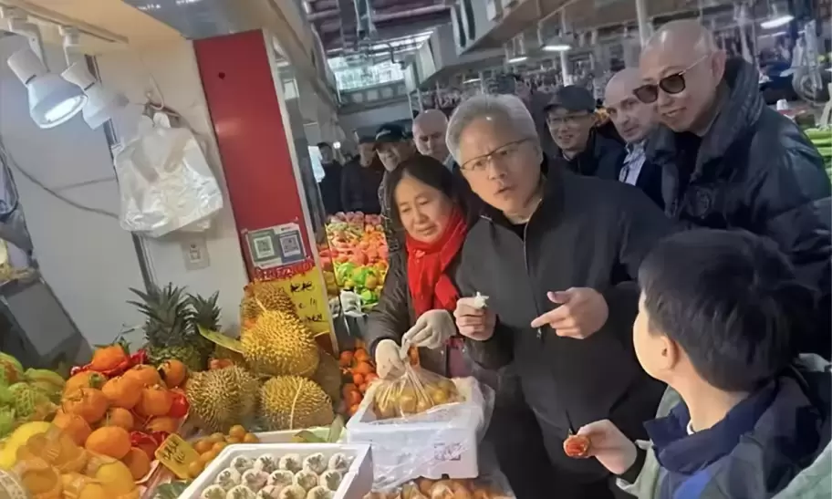 El CEO de NVidia, Jensen Huang, revolucionó Shangai tras su visita a un mercado de frutas.