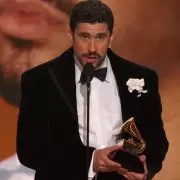 Bad Bunny hizo historia en los Grammy: espa�ol, l�grimas y un grito pol�tico contra el ICE que retumb� en Los �ngeles