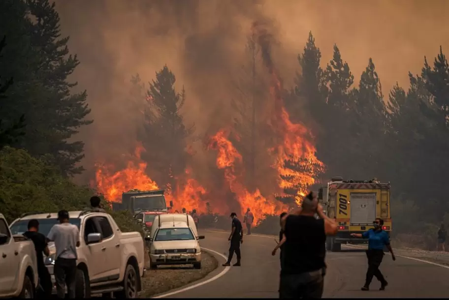 Brigadistas de todo el país libran una batalla desigual contra un enemigo alimentado por el viento y la sequía.