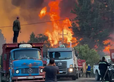 Brigadistas de todo el pa�s libran una batalla desigual contra un enemigo alimentado por el viento y la sequ�a.
