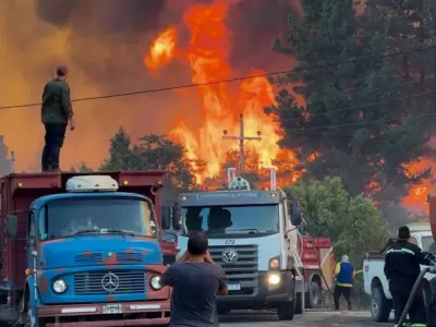 Brigadistas de todo el pa�s libran una batalla desigual contra un enemigo alimentado por el viento y la sequ�a.