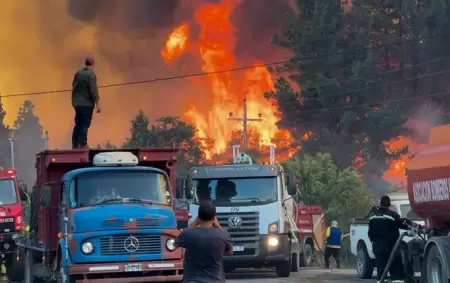 Brigadistas de todo el pa�s libran una batalla desigual contra un enemigo alimentado por el viento y la sequ�a.