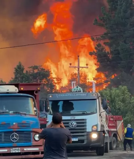 Brigadistas de todo el pa�s libran una batalla desigual contra un enemigo alimentado por el viento y la sequ�a.