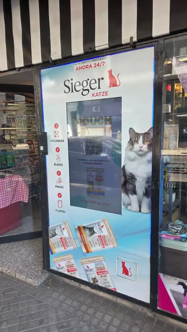 Comerciante cre� una m�quina expendedora de alimento para mascotas que es furor en Rosario