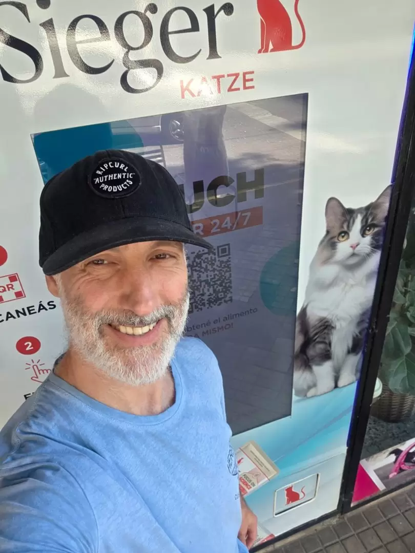 Juan Carlos recib�a mensajes a la madrugada o cuando su local estaba cerrado y decidi� hacer algo para esos gatos que no esperan para comer