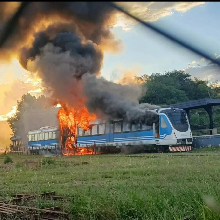 Una formaci�n que viajaba de Cosqu�n a C�rdoba se incendi� a la altura de La Calera.