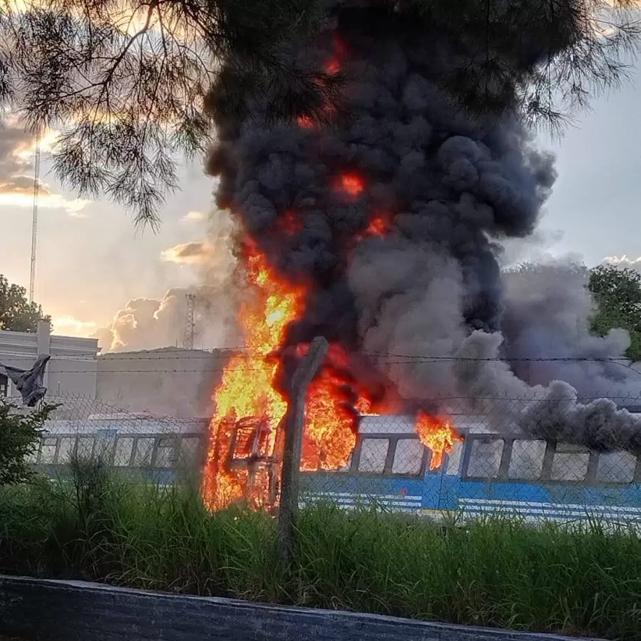 Una formaci�n que viajaba de Cosqu�n a C�rdoba se incendi� a la altura de La Calera.