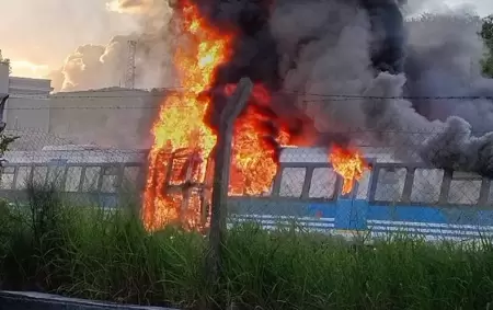 Una formaci�n que viajaba de Cosqu�n a C�rdoba se incendi� a la altura de La Calera.