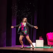 Dalia Gutmann y el arte de hacer re�r: convertir la "neurosis" en risa, la experiencia en oficio y el escenario en refugio