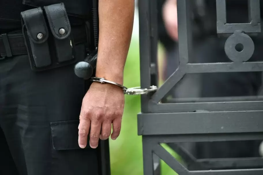 Un agente de la Polic�a Federal se espos� a las rejas de la Casa Rosada