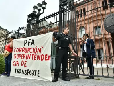 Un agente de la Polic�a Federal se espos� a las rejas de la Casa Rosada