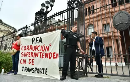 Un agente de la Polic�a Federal se espos� a las rejas de la Casa Rosada