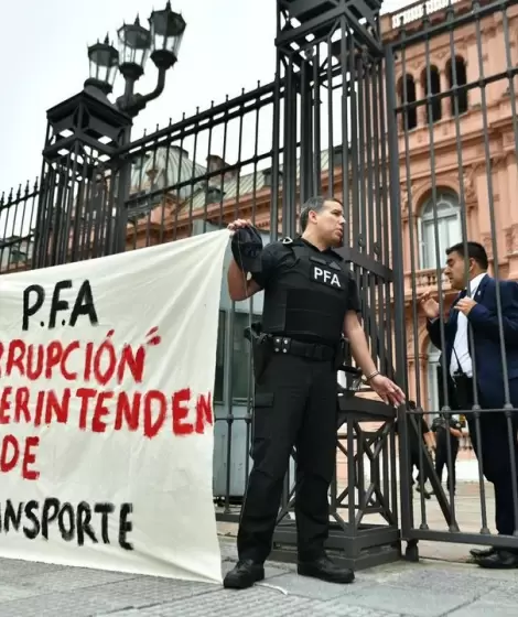 Un agente de la Polic�a Federal se espos� a las rejas de la Casa Rosada