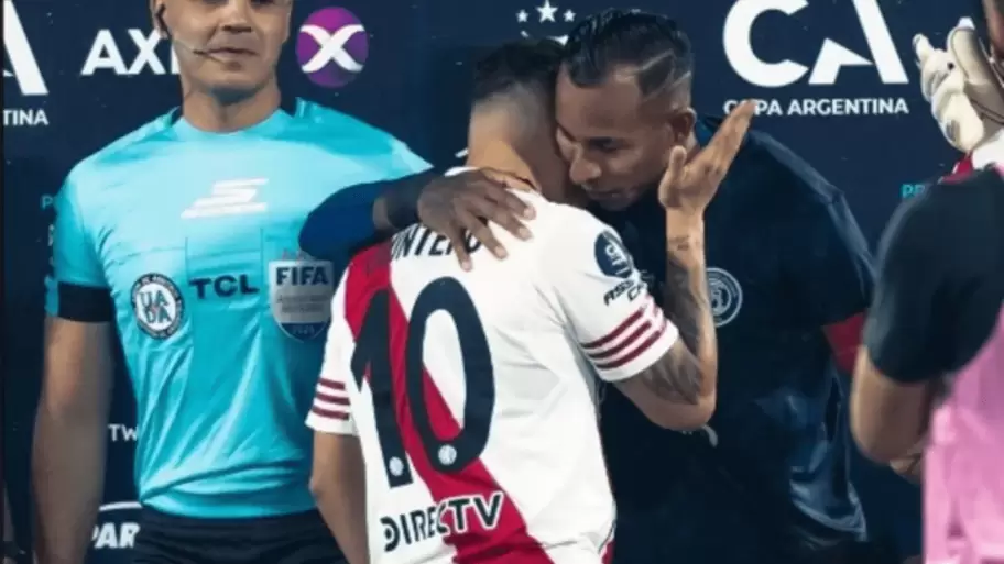 El abrazo entre Juanfer Quintero y Sebasti�n Villa.