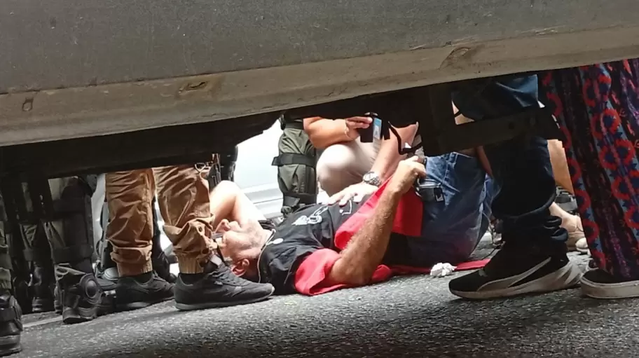 El padre "Paco" Olveira y personas con discapacidades f�sicas fueron detenidas y blindadas por la polic�a