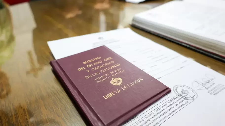 Una empleada del Registro Civil neuquino habr�a cobrado por un casamiento gratuito y falsificado el acta.