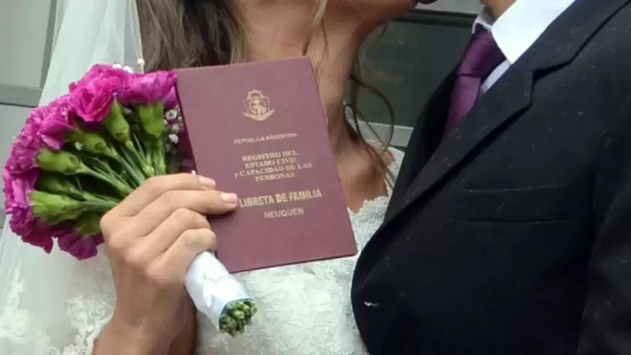 Una empleada del Registro Civil neuquino habr�a cobrado por un casamiento gratuito y falsificado el acta.