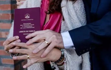 Una empleada del Registro Civil neuquino habr�a cobrado por un casamiento gratuito y falsificado el acta.