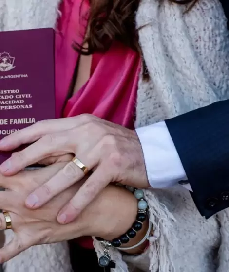 Una empleada del Registro Civil neuquino habr�a cobrado por un casamiento gratuito y falsificado el acta.