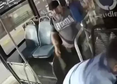 El colectivero se pele� con un pasajero, solt� el volante y dej� la unidad en movimiento