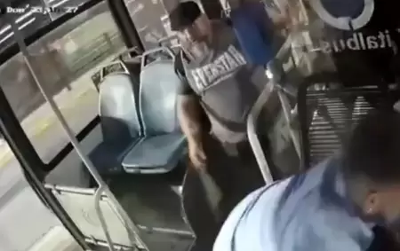 El colectivero se pele� con un pasajero, solt� el volante y dej� la unidad en movimiento