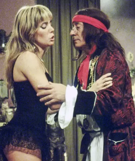 Adriana Brodsky haciendo el sketch del Manosanta con Alberto Olmedo.