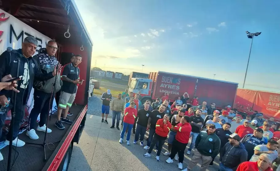 Paro de Camioneros por tiempo indeterminado en la planta Mega de Coca-Cola