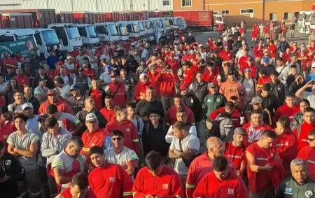 Paro de Camioneros por tiempo indeterminado en la planta Mega de Coca-Cola