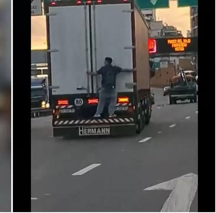 Un hombre desafi� la muerte en plena autopista porte�a.