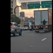 Viaje al borde del abismo: un joven colgado de un cami�n sembr� p�nico en la 25 de Mayo