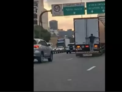Un hombre desafi� la muerte en plena autopista porte�a.