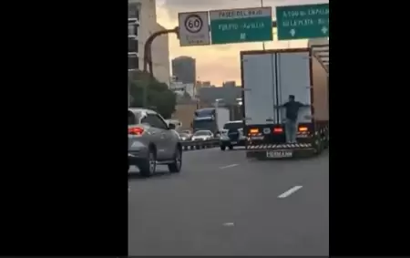 Un hombre desafi� la muerte en plena autopista porte�a.