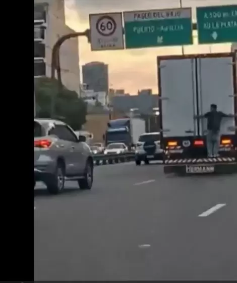 Un hombre desafi� la muerte en plena autopista porte�a.