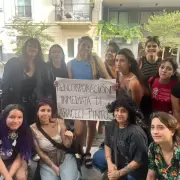 Sufri� acoso de un polic�a porte�o, la despidieron de la empresa Emova por denunciarlo y ahora lucha por su reincorporaci�n