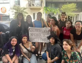 Araceli Pintos rodeada de solidaridad tras su denuncia del acoso de un polic�a cuando trabajaba en el subte.