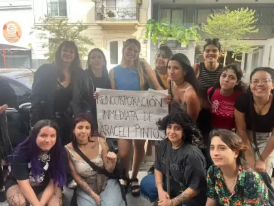 Araceli Pintos rodeada de solidaridad tras su denuncia del acoso de un polic�a cuando trabajaba en el subte.