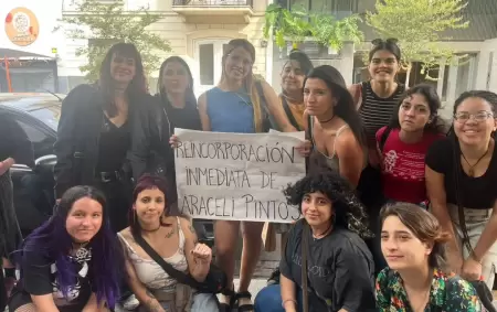 Araceli Pintos rodeada de solidaridad tras su denuncia del acoso de un polic�a cuando trabajaba en el subte.