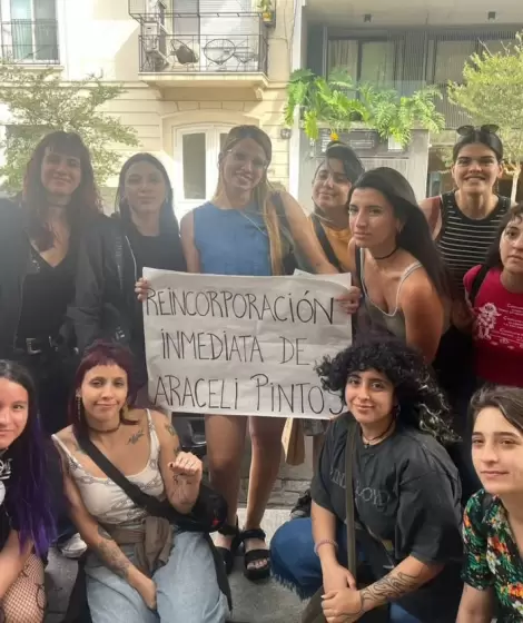 Araceli Pintos rodeada de solidaridad tras su denuncia del acoso de un polic�a cuando trabajaba en el subte.