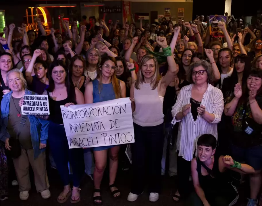 Araceli Pintos en una actividad contra su despido en el subte, tras haber denunciado un efectivo policial que la acosaba.