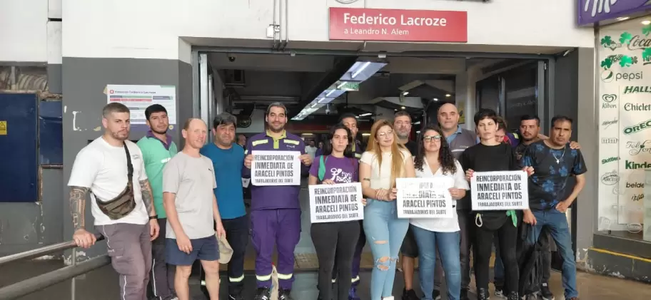 Los trabajadores y metrodelegados del subte acompa�aron el reclamo de Araceli Pintos por su reincorporaci�n.
