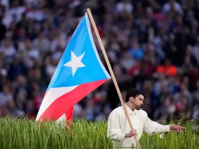 Bad Bunny luciendo en el Super Bowl la bandera de franjas rojas y blancas con el tri�ngulo azul claro