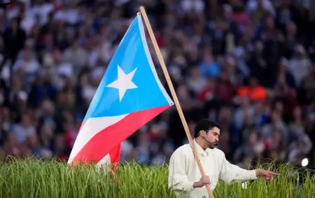 Bad Bunny luciendo en el Super Bowl la bandera de franjas rojas y blancas con el tri�ngulo azul claro