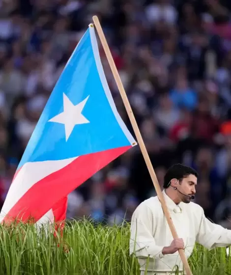 Bad Bunny luciendo en el Super Bowl la bandera de franjas rojas y blancas con el tri�ngulo azul claro