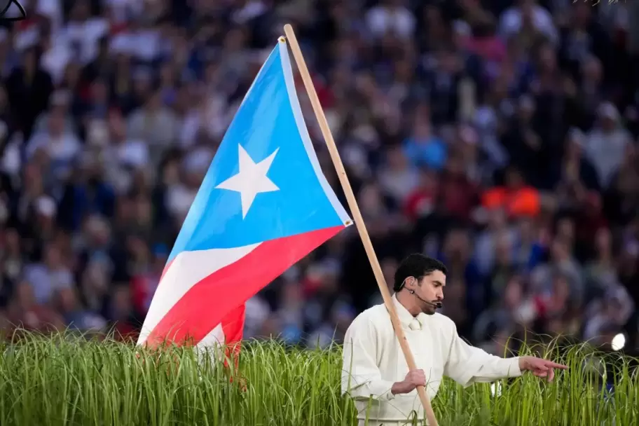 Bad Bunny luciendo en el Super Bowl la bandera de franjas rojas y blancas con el tri�ngulo azul claro