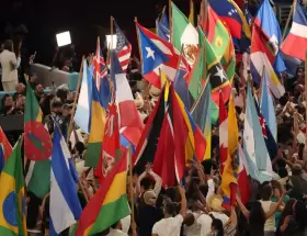 Los colores latinos brillaron en el Super Bowl 2026