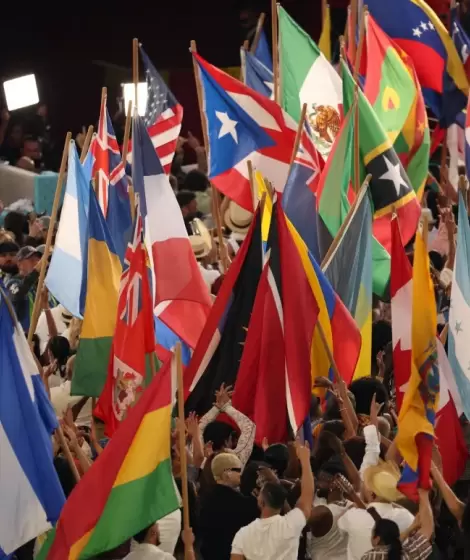 Los colores latinos brillaron en el Super Bowl 2026