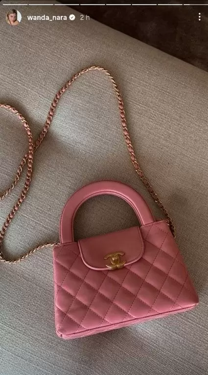 Mientras Icardi y la China Su�rez quer�an la foto familiar, Wanda Nara presumi� su nueva cartera de 7 mil d�lares