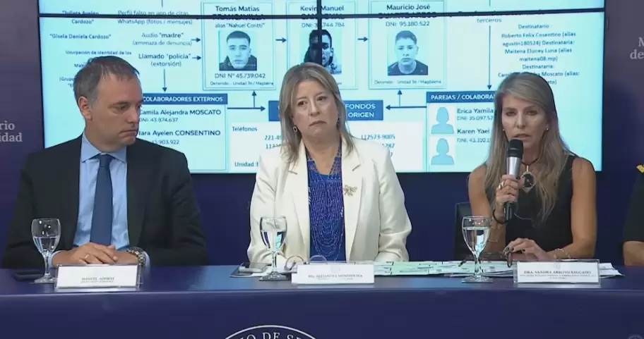 El jefe de Gabinete, Manuel Adorni, la ministra de Seguridad, Alejandra Monteoliva, y la juez Sandra Arroyo Salgado.