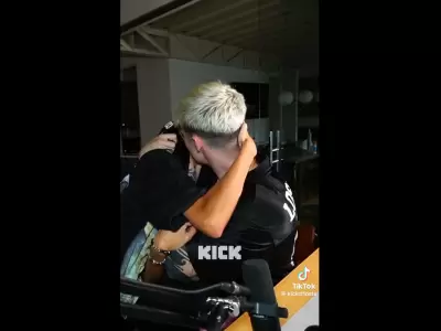 El beso de Juanita y Tom�s Mazza